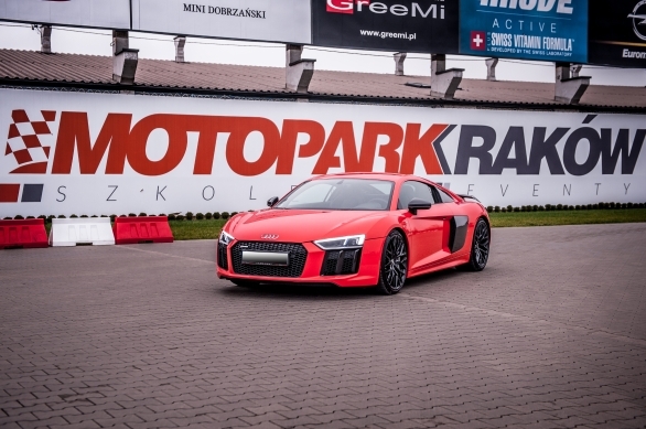 Przejazd ulicami miasta za kierownicą Audi R8